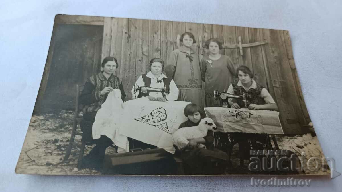 Photo Young women with two sewing machines