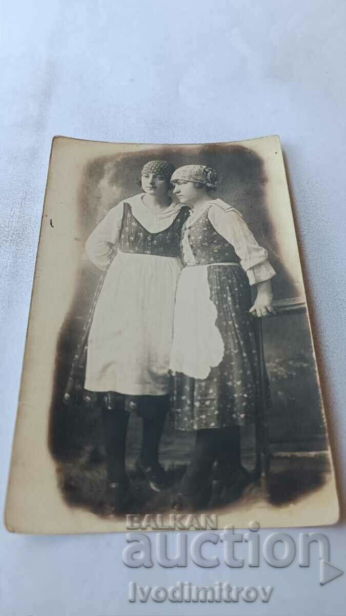 Photo Two young girls 1923