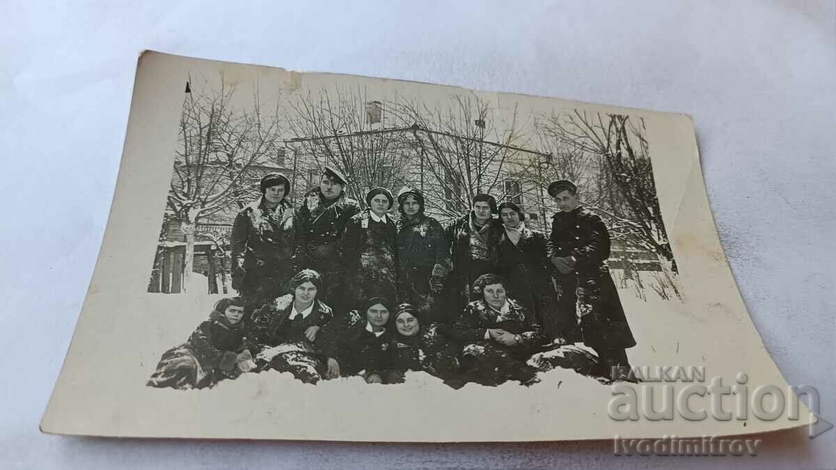 Photo Young men and women in the park in the winter of 1935