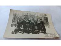 Photo Young men and women in the park in the winter of 1935