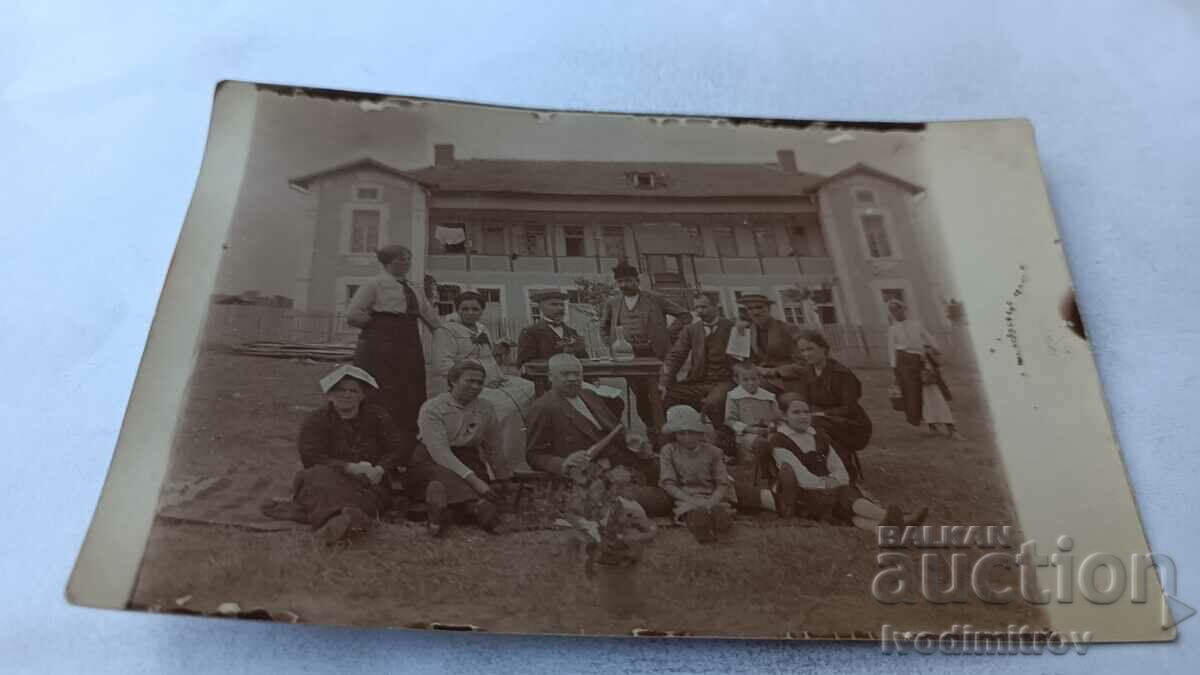 Photo Men, women and children on the lawn in front of the Villa
