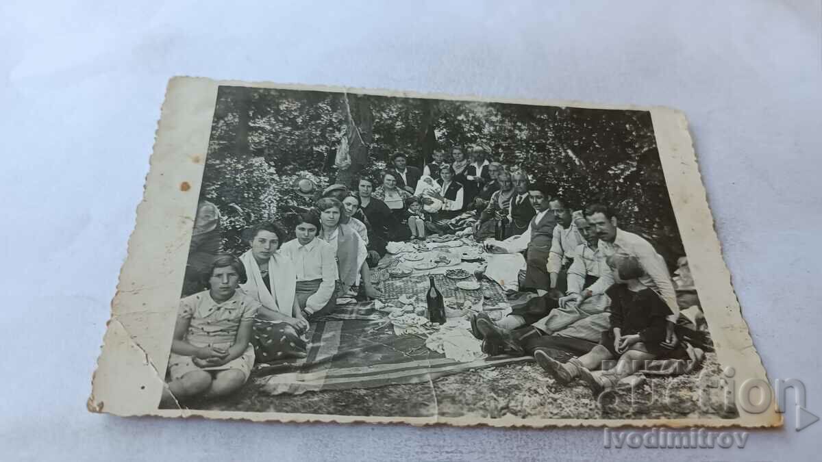Снимка Мъже жени и деца на пикник в гората
