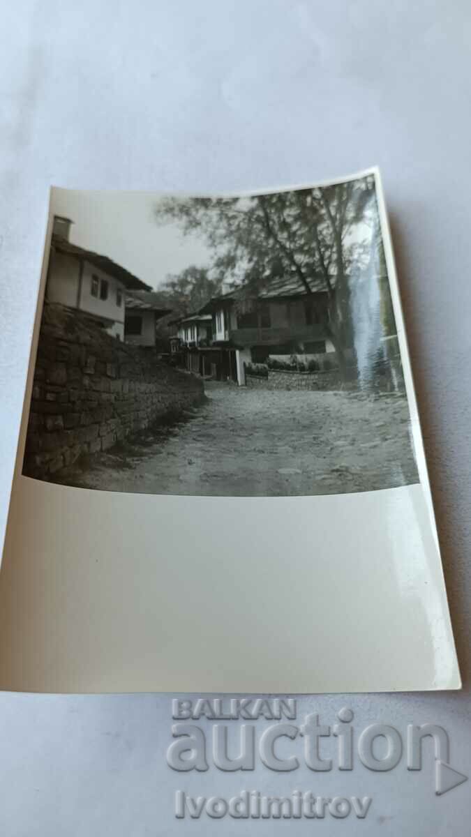 Φωτογραφία Παλιά σπίτια με στέγες καλυμμένες με χωνευτήρια