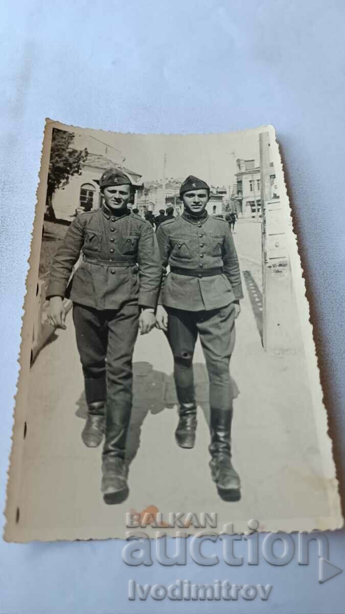 Foto Doi soldați la plimbare