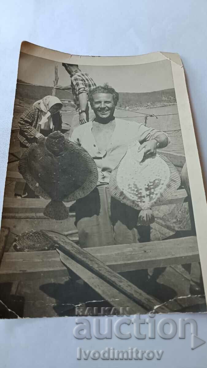 Εικόνα Ένας άντρας με δύο τεράστια πτερύγια σε μια ξύλινη βάρκα