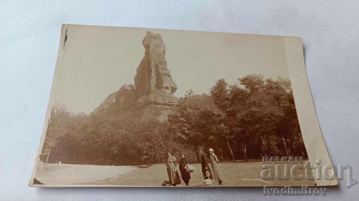 Φωτογραφία Τέσσερις γυναίκες μπροστά στους βράχους του Μπελογκράνττσικ, 1925