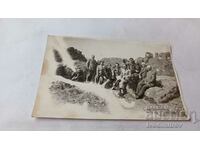 Φωτογραφία Άνδρες στους βράχους του Μπελογκράνττσικ