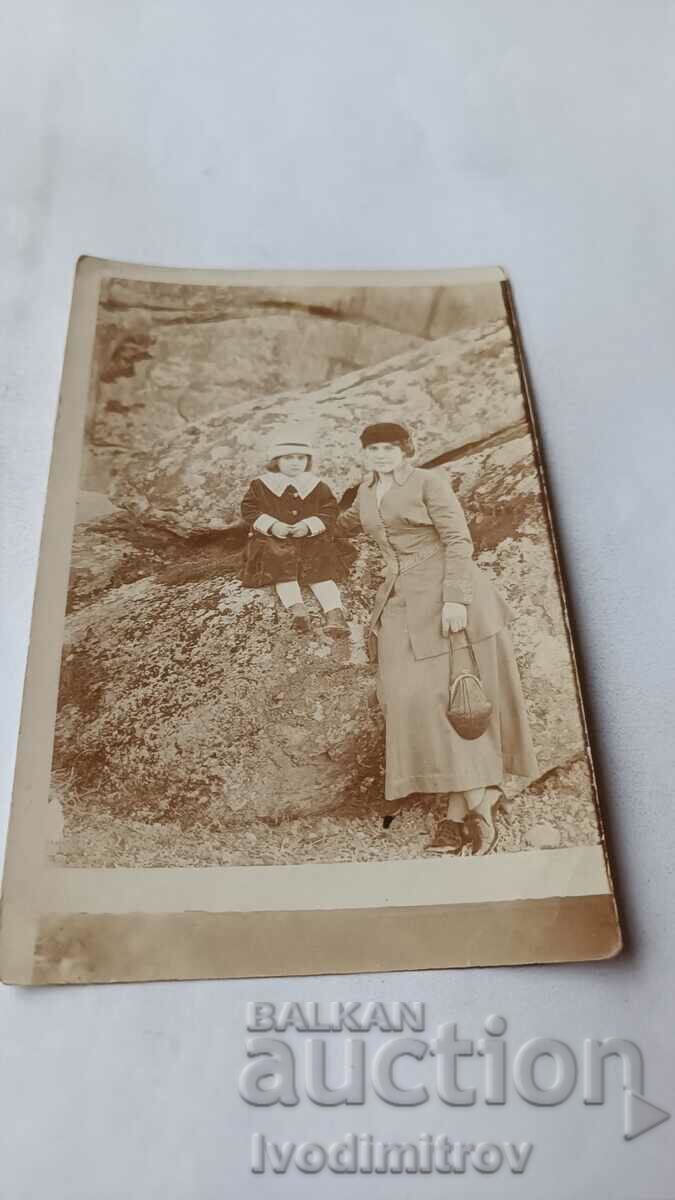 Fotografie Belogradchik Femeie și fetiță pe o stâncă 1918