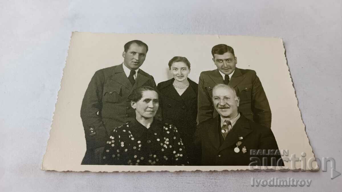 Fotografie Tryavna Bărbați, femei și un medic cu medalie și insignă 1938