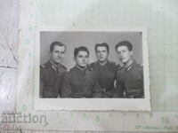 Fotografie cu patru tineri soldați