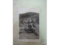 Fotografie cu cinci tineri militari