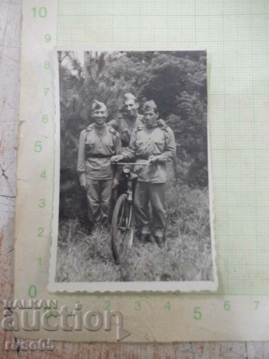 Fotografie cu trei soldați