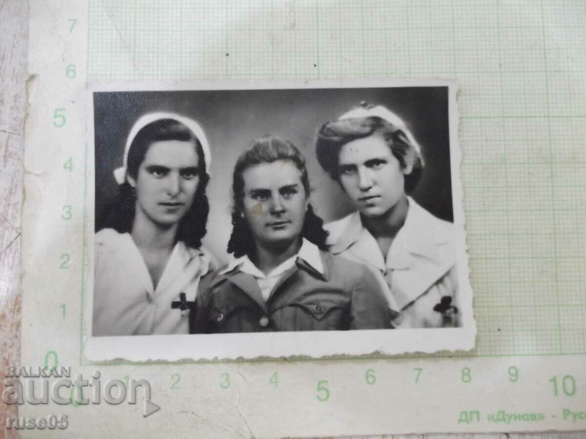 Fotografie veche cu trei tinere