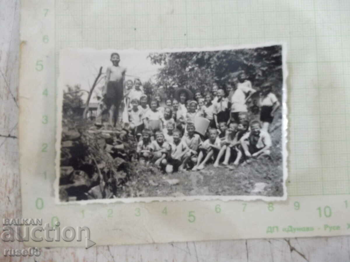 Μια παλιά φωτογραφία μιας ομάδας παιδιών