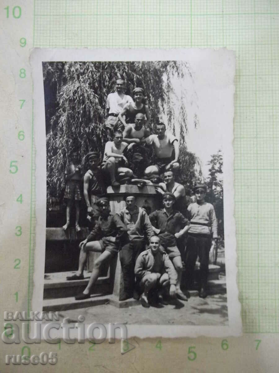 Μια παλιά φωτογραφία μιας ομάδας νέων