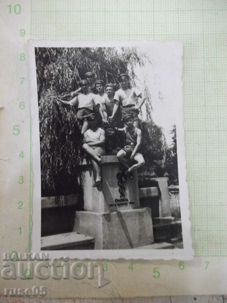 Fotografie veche a unui grup de șapte soldați