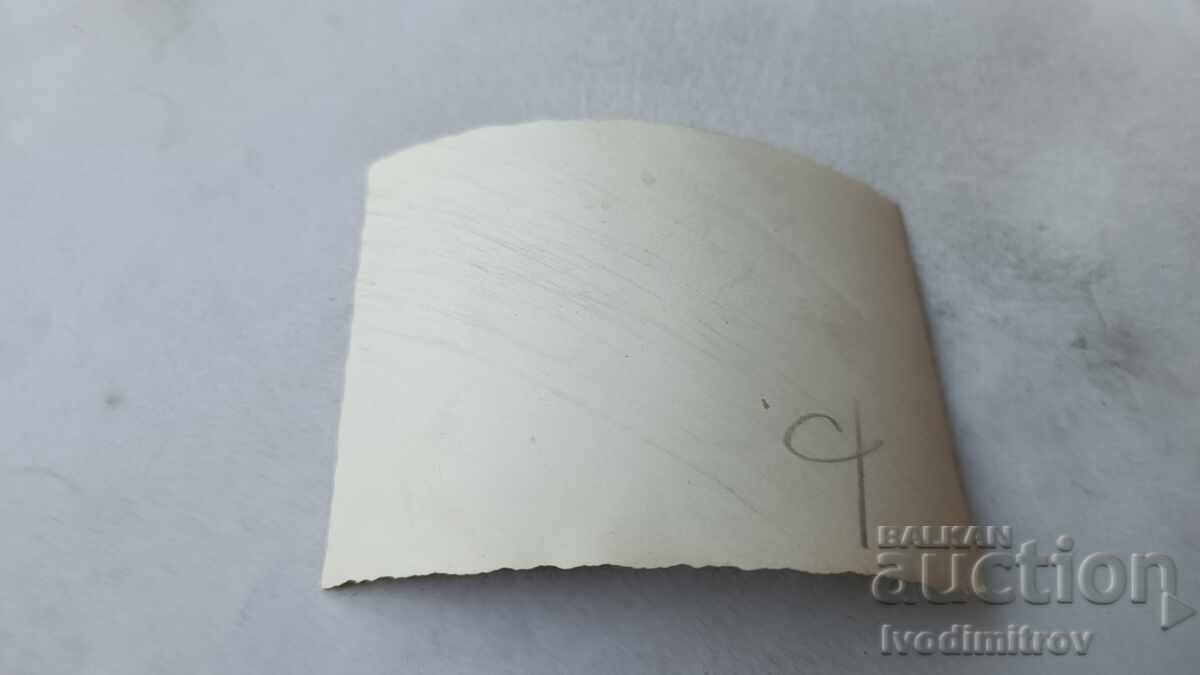 Φωτογραφία Γυναίκα μπροστά από έναν σταθμό ανάπαυσης με τιμή 1.15 BGN | € 0.59