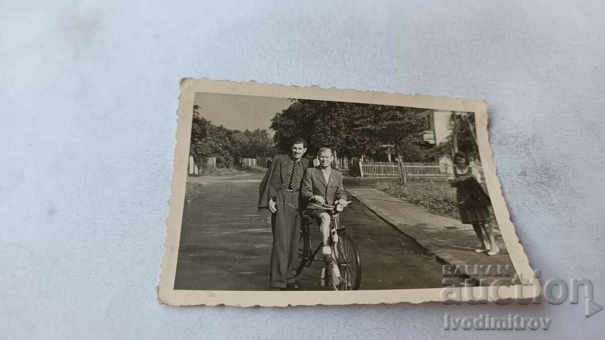 Fotografie Sofia Doi bărbați cu o bicicletă retro