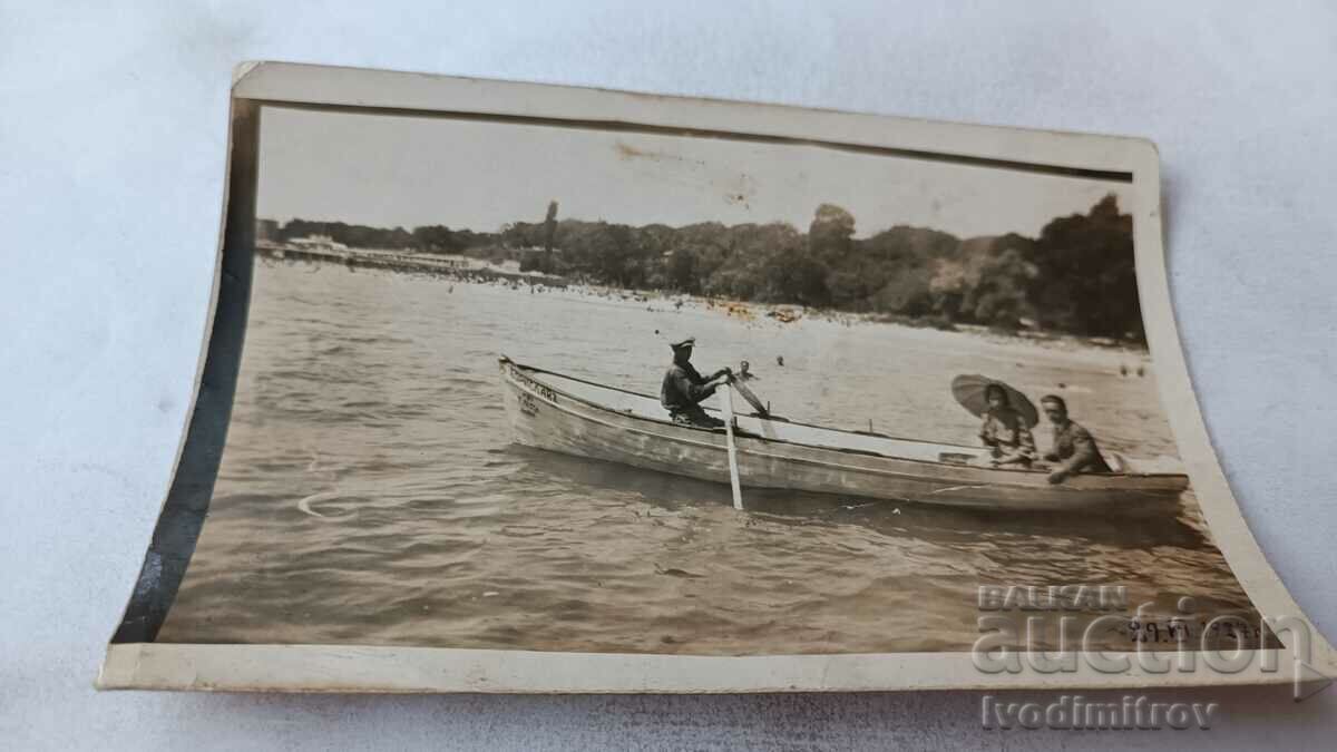 Fotografie Varna Bărbat și femeie cu barca BELOSLAV în mare 1927