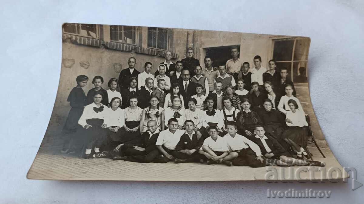 Photo Sofia Students with their teacher 1934
