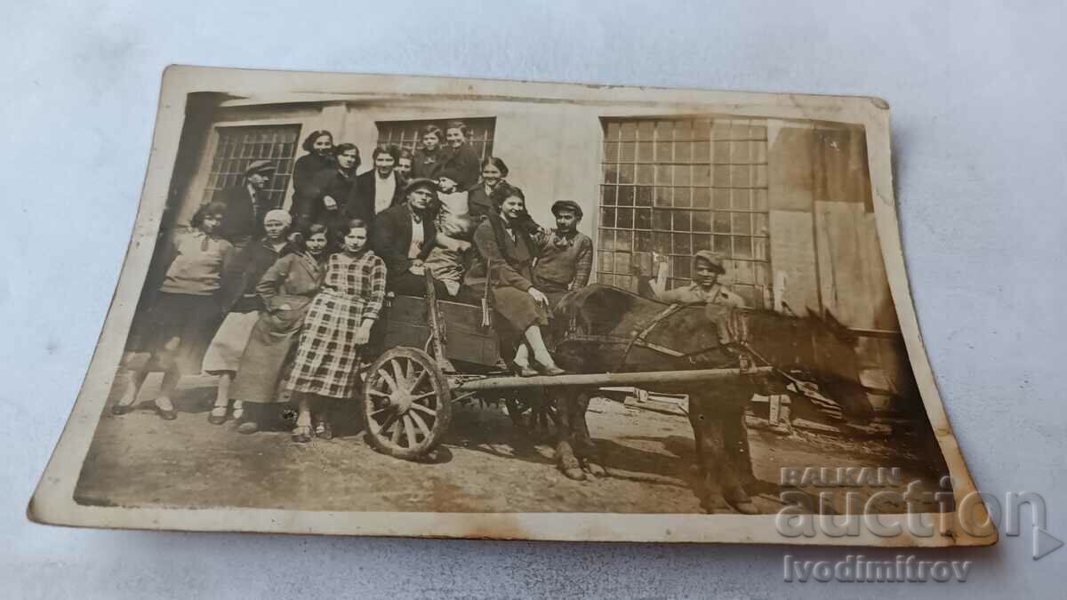Снимка Мъже младежи и девойки на конска каруца 1935