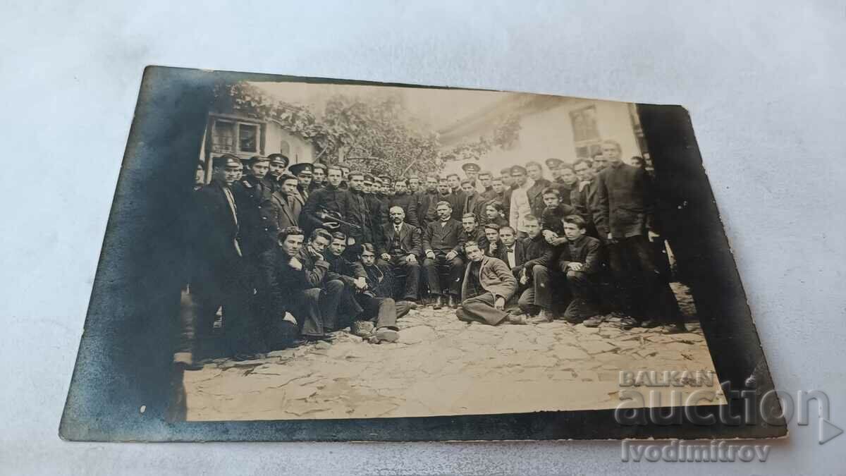 Η κα Μαθητές από την Ε' Λυκείου με τους δασκάλους τους 1919