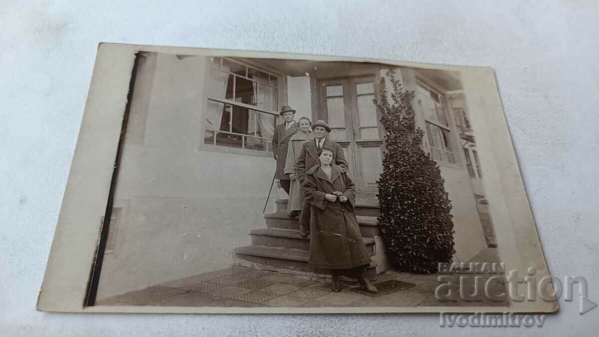 Снимка Карнобатъ Двама мъже и две жени пред къща на Великден