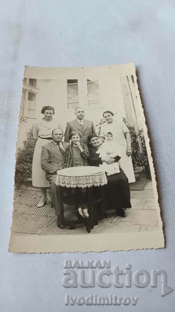 Снимка Карнобатъ Мъже жени и бебе в двора на къщата си 1936