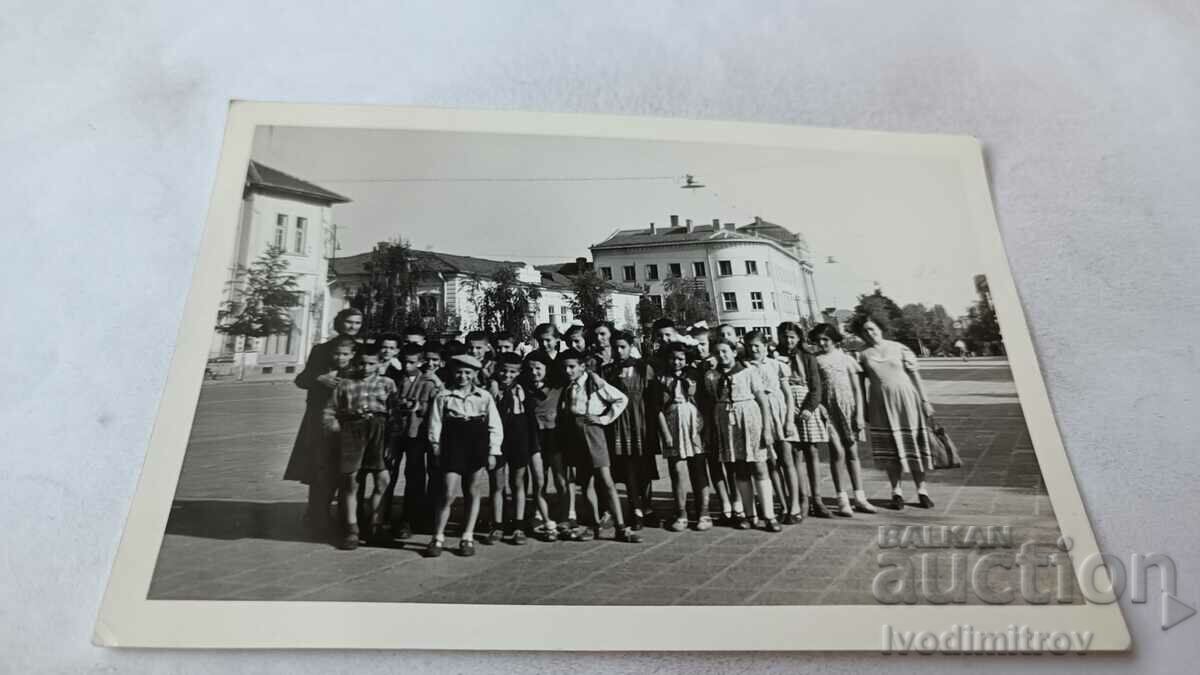 Φωτογραφία Κιουστεντίλ Γ΄ τάξης μαθητές στην πλατεία