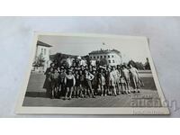 Φωτογραφία Κιουστεντίλ Γ΄ τάξης μαθητές στην πλατεία