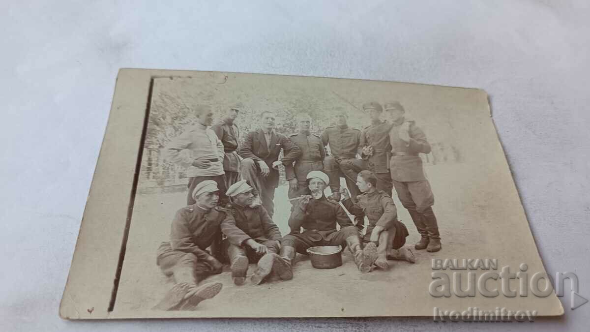 Φωτογραφία Στρατιώτες που γλείφουν μια κουτάλα