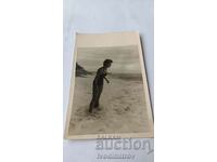 Снимка Млада жена на брега на морето