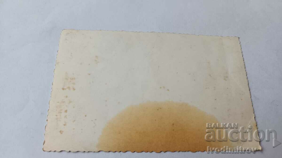 Φωτογραφία Νεαρό κορίτσι σε μια πέτρα στον ποταμό με τιμή 1.85 BGN | € 0.95