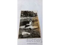 Fotografie Fată tânără pe o piatră în râu