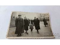 Fotografie Sofia Ofițer două femei și o fată în fața Tribunalului. palat