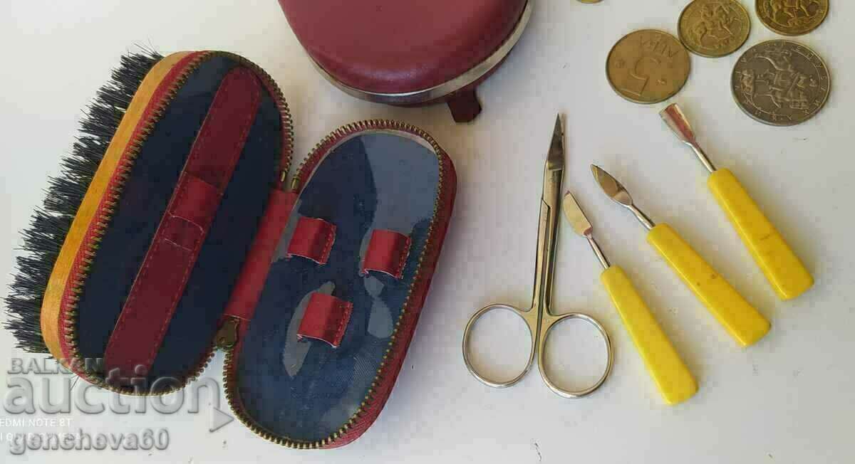 Auction 70s. Set of travel accessories and a leather coin purse Auction 70s. Set of travel accessories and a leather coin purse