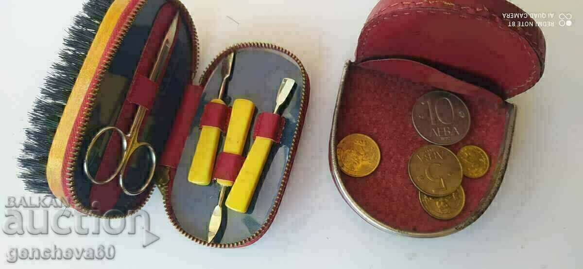 70s. Set of travel accessories and a leather coin purse - 6 70s. Set of travel accessories and a leather coin purse - 6