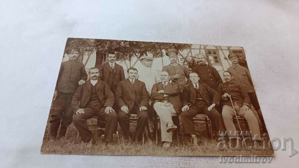 Φωτογραφία Αξιωματικοί και άνδρες σε καρέκλες στον κήπο