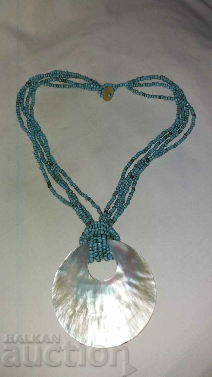 Necklace with a large mother-of-pearl mother-of-pearl shell with price 20.00 BGN | € 10.23 Necklace with a large mother-of-pearl mother-of-pearl shell with price 20.00 BGN | € 10.23