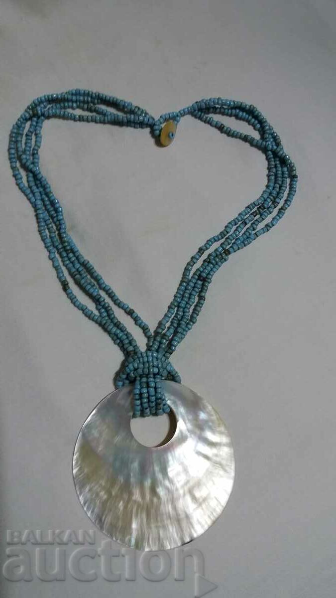 Auction Necklace with a large mother-of-pearl mother-of-pearl shell Auction Necklace with a large mother-of-pearl mother-of-pearl shell