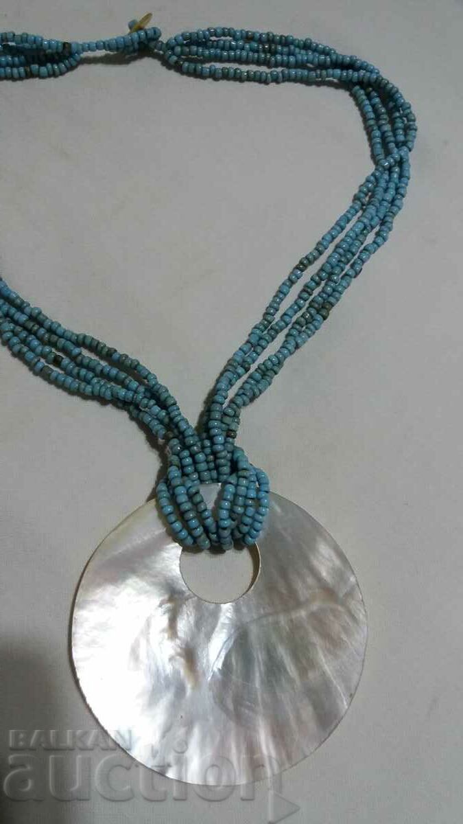 Delivery of Necklace with a large mother-of-pearl mother-of-pearl shell Delivery of Necklace with a large mother-of-pearl mother-of-pearl shell