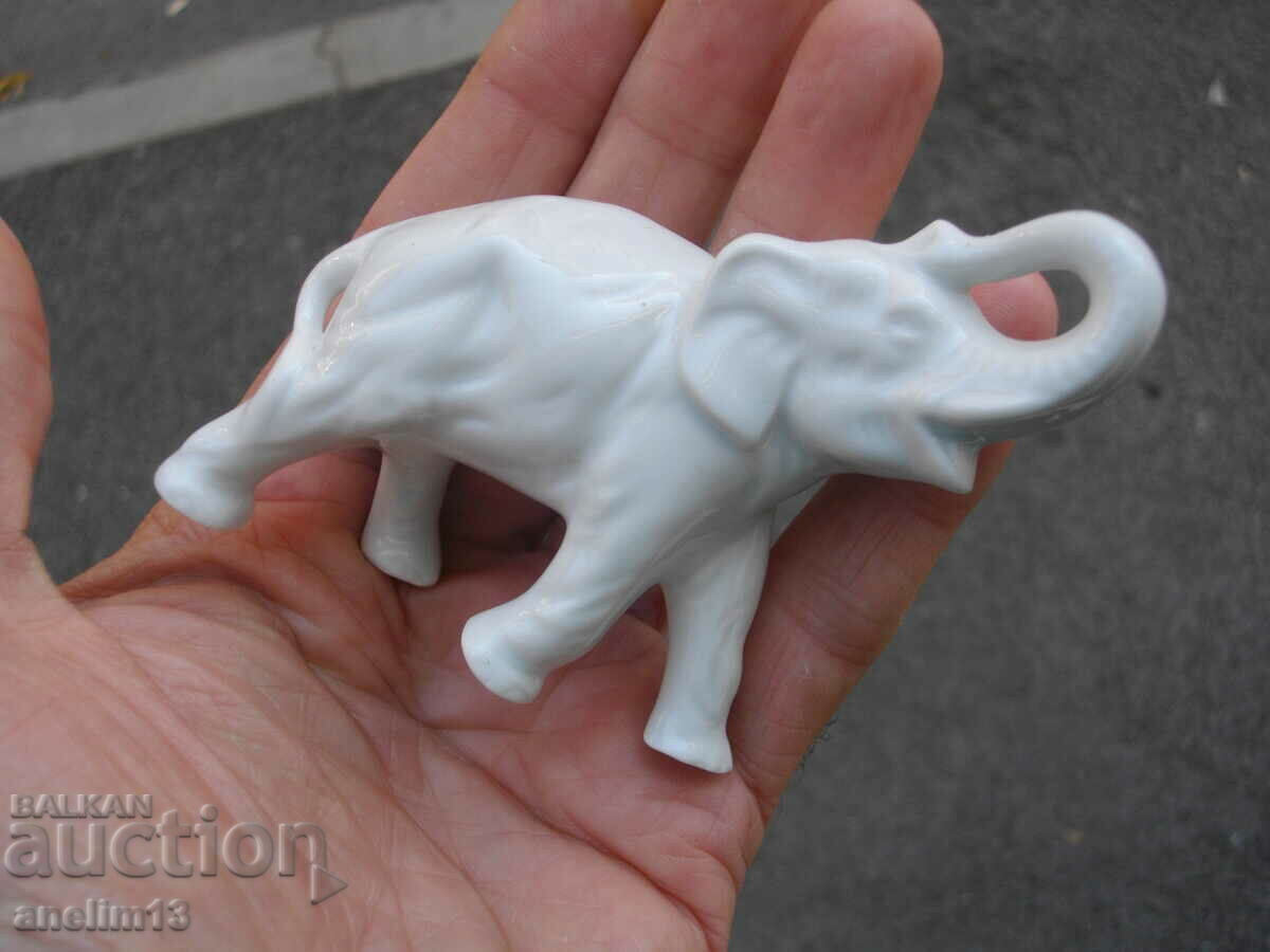 Auction  OLD ELEPHANT PORCELAIN