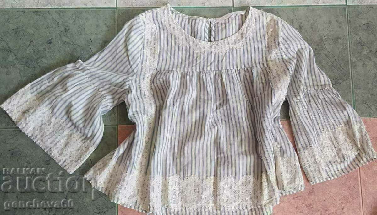 Blouse with long sleeves and lace