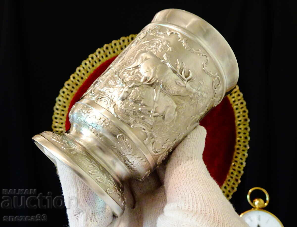 Delivery of Pewter goblet with hunter and deer 10 cm. Delivery of Pewter goblet with hunter and deer 10 cm.