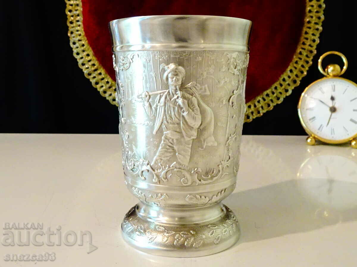 Pewter goblet with hunter and deer 10 cm. Pewter goblet with hunter and deer 10 cm.