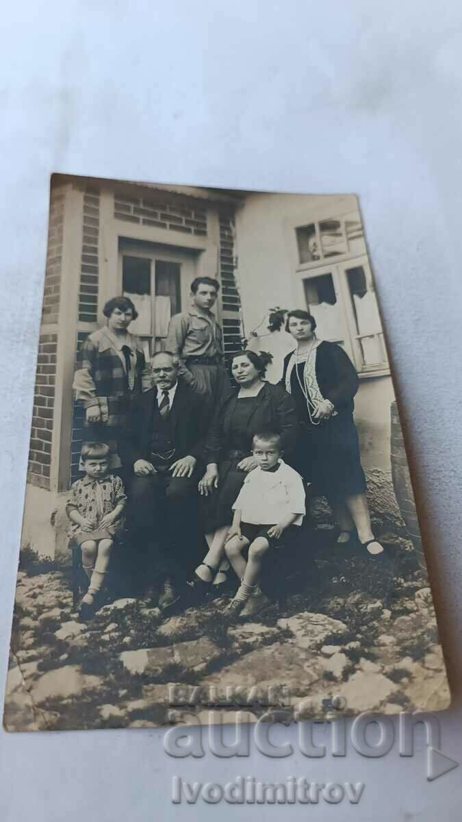 Foto Familia Ruse în curtea casei lor 1928