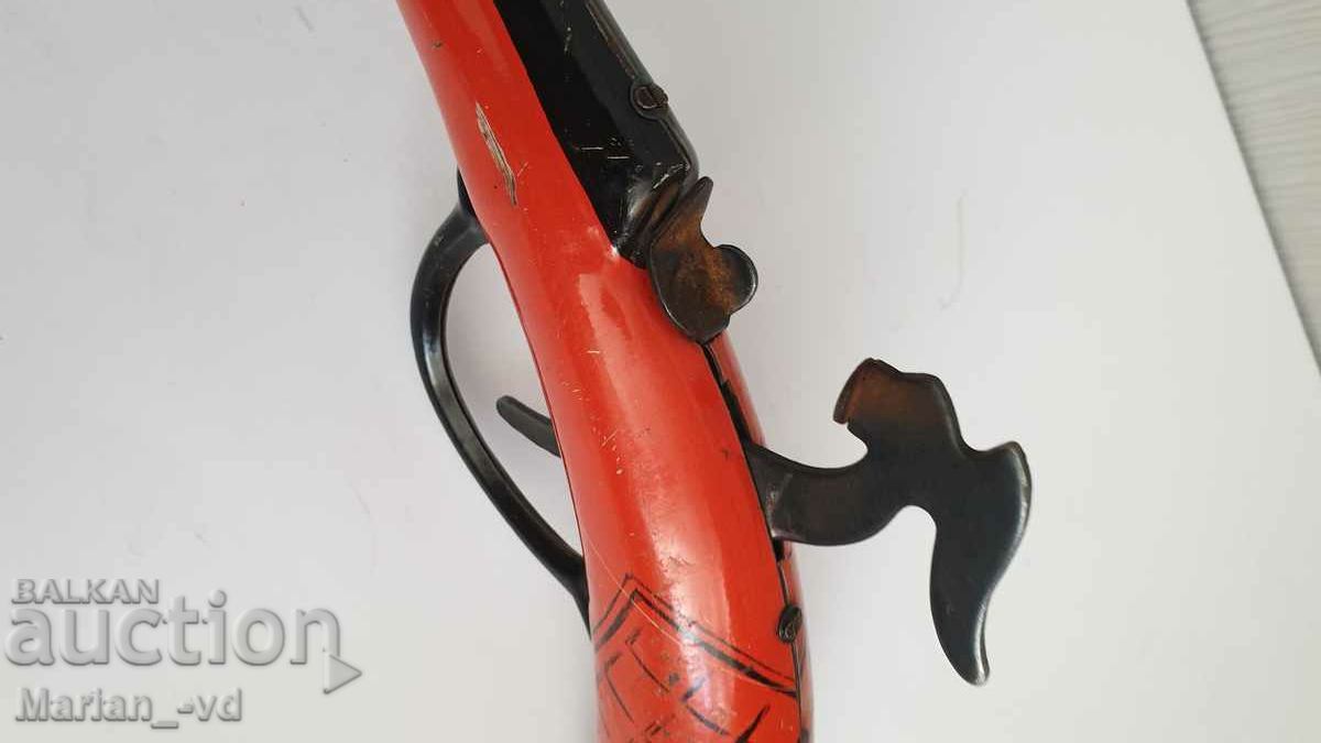 Доставка на Стара ламаринена играчка пистолет Доставка на Стара ламаринена играчка пистолет