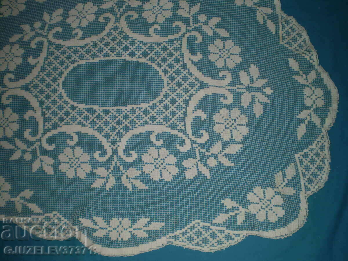 Auction  19th century ellipsoid hand-knitted fillet lace tablecloth