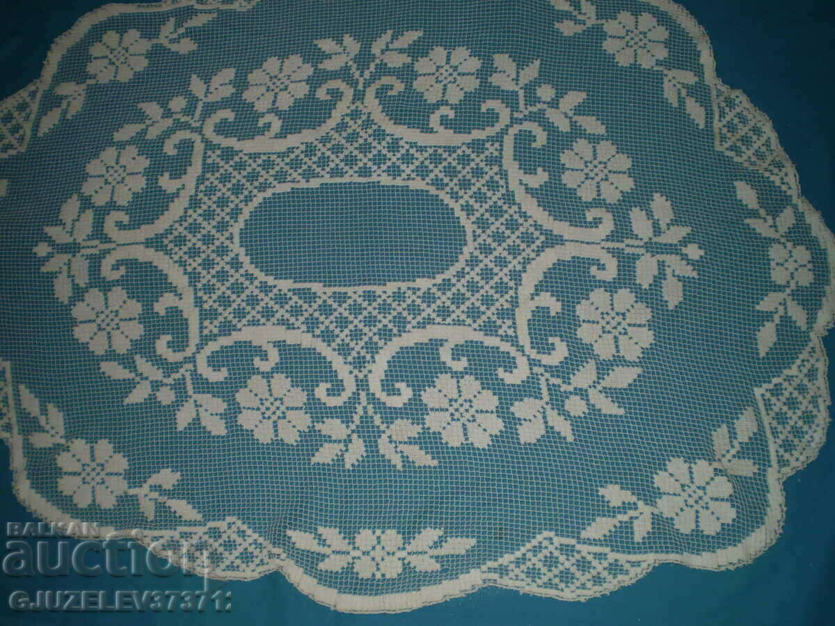 Delivery of 19th century ellipsoid hand-knitted fillet lace tablecloth
