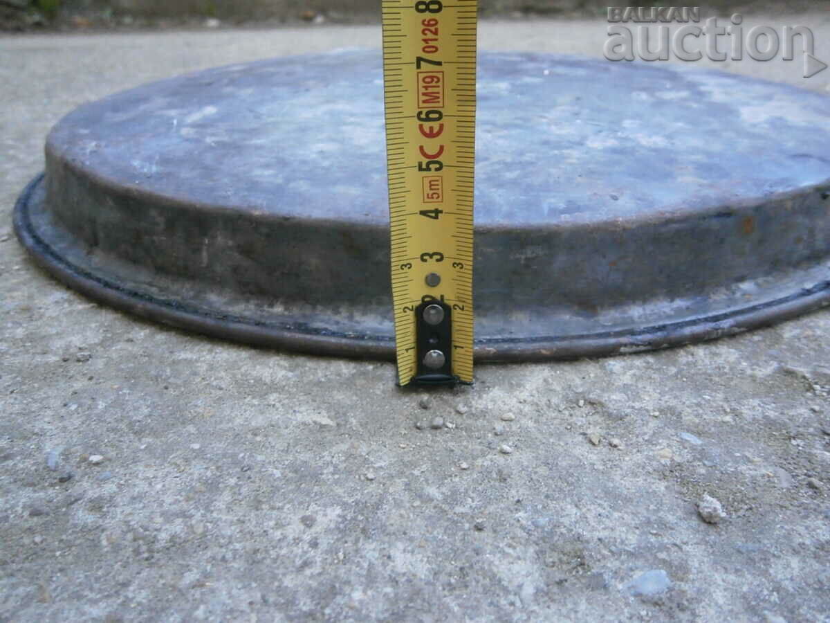 Delivery of antique renaissance handmade wrought copper tray Delivery of antique renaissance handmade wrought copper tray